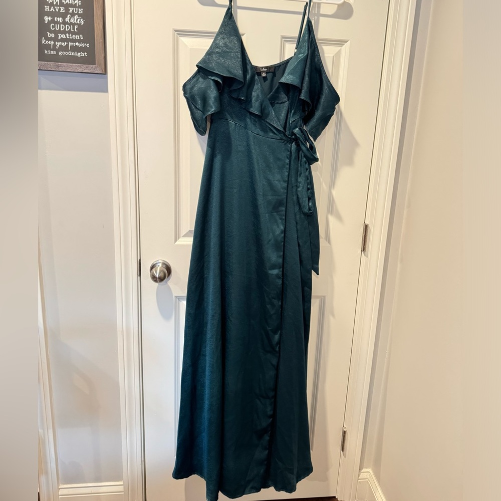 Lulu’s Off-the-Shoulder or On-the-Shoulder Gown